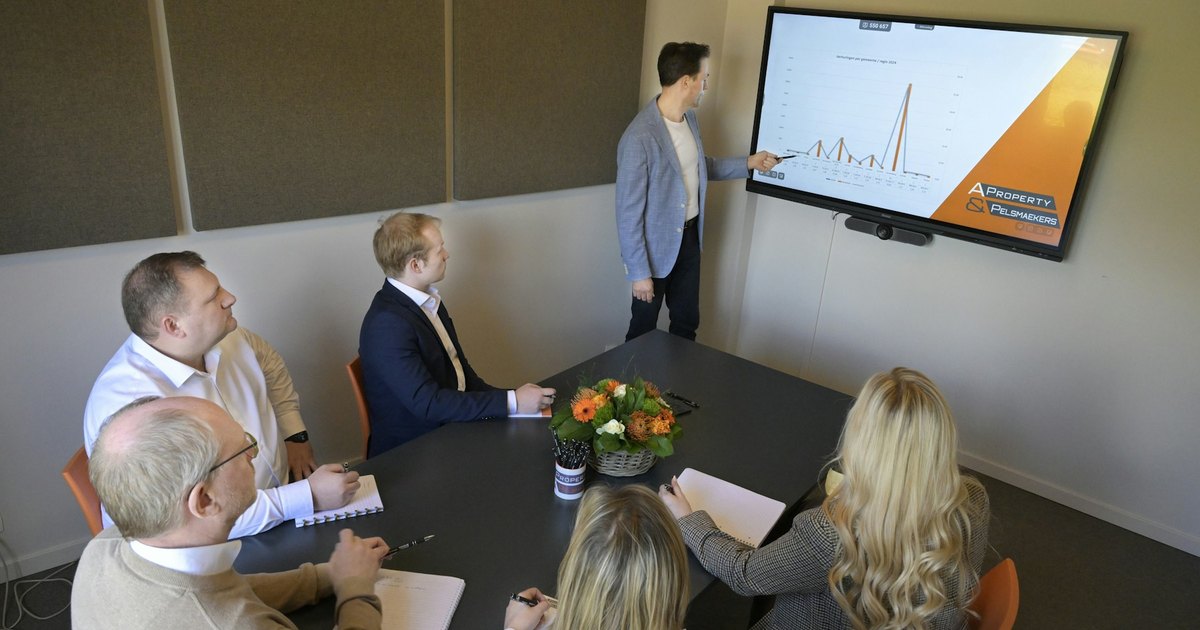 Team reviewing an operational graph in a meeting